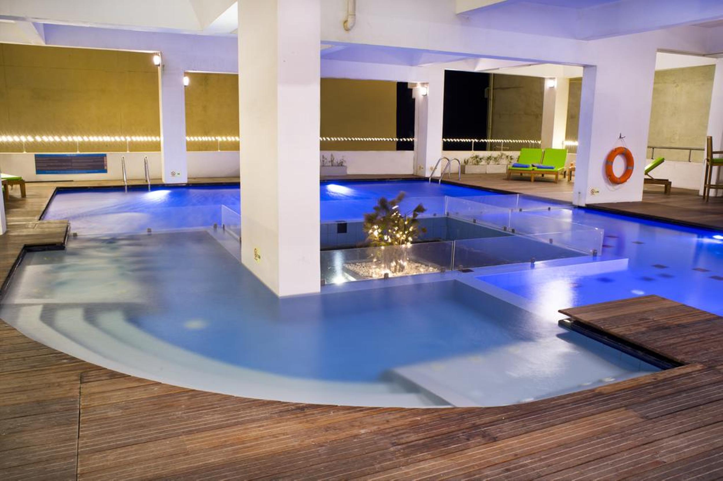 Ocean Edge Suites & Hotel Colombo Exteriör bild