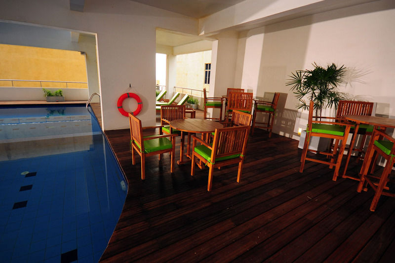 Ocean Edge Suites & Hotel Colombo Exteriör bild